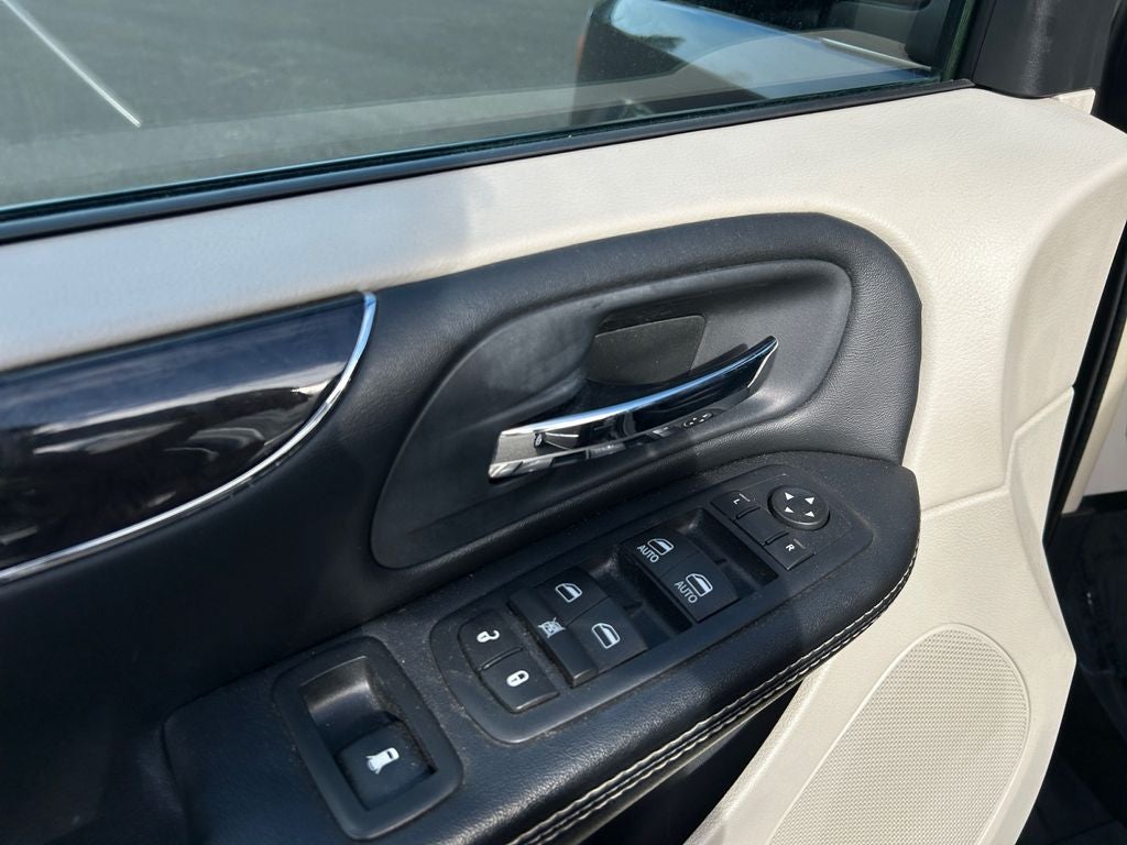 2016 Chrysler Town & Country Touring