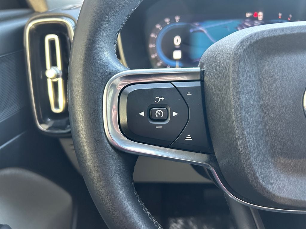 2023 Volvo XC40 B5 Plus Bright Theme