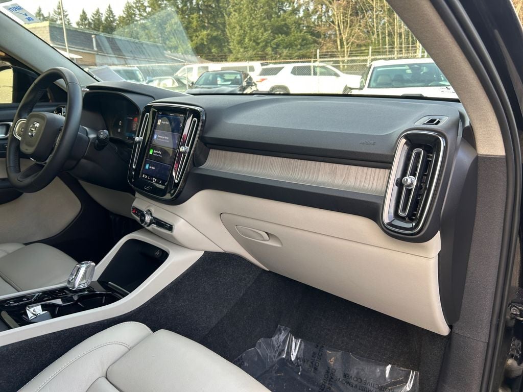 2023 Volvo XC40 B5 Plus Bright Theme
