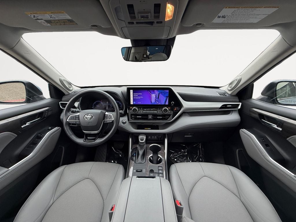 2023 Toyota Highlander Hybrid Platinum