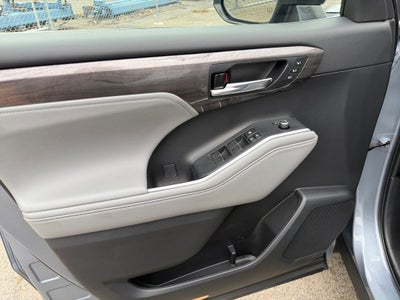 2023 Toyota Highlander Hybrid Platinum