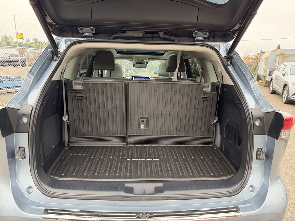 2023 Toyota Highlander Hybrid Platinum
