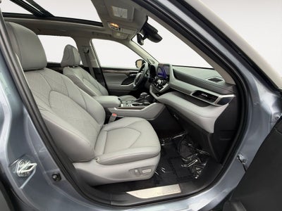 2023 Toyota Highlander Hybrid Platinum