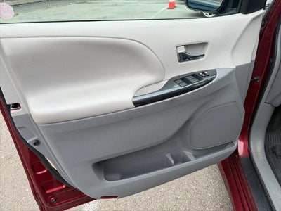 2013 Toyota Sienna SE 8 Passenger