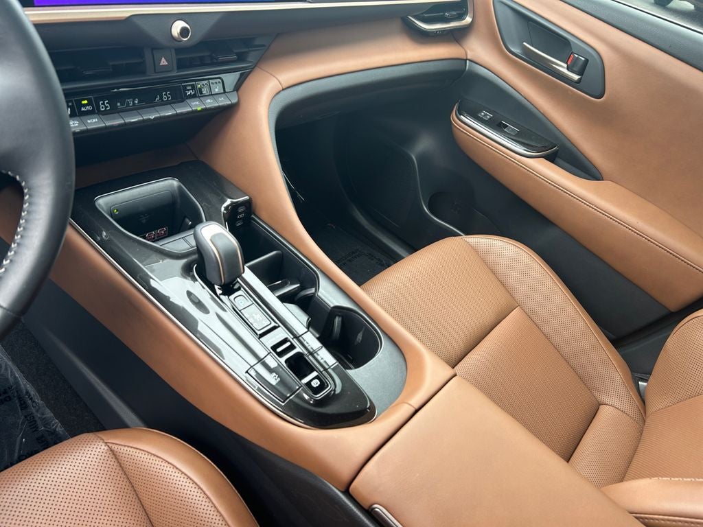 2025 Toyota CROWN SIGNIA XLE