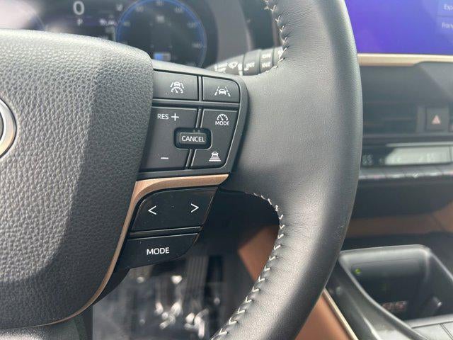 2025 Toyota CROWN SIGNIA XLE